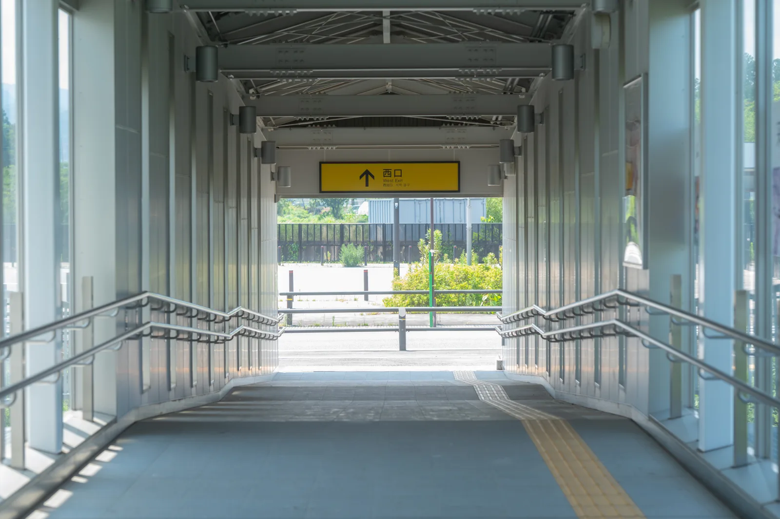 夜ノ森駅の西口へ向かう通路