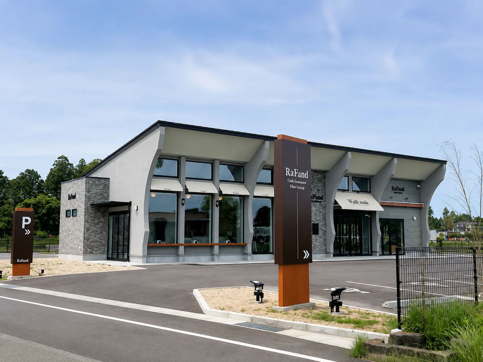 道路右手に見えるRaFandの店舗
